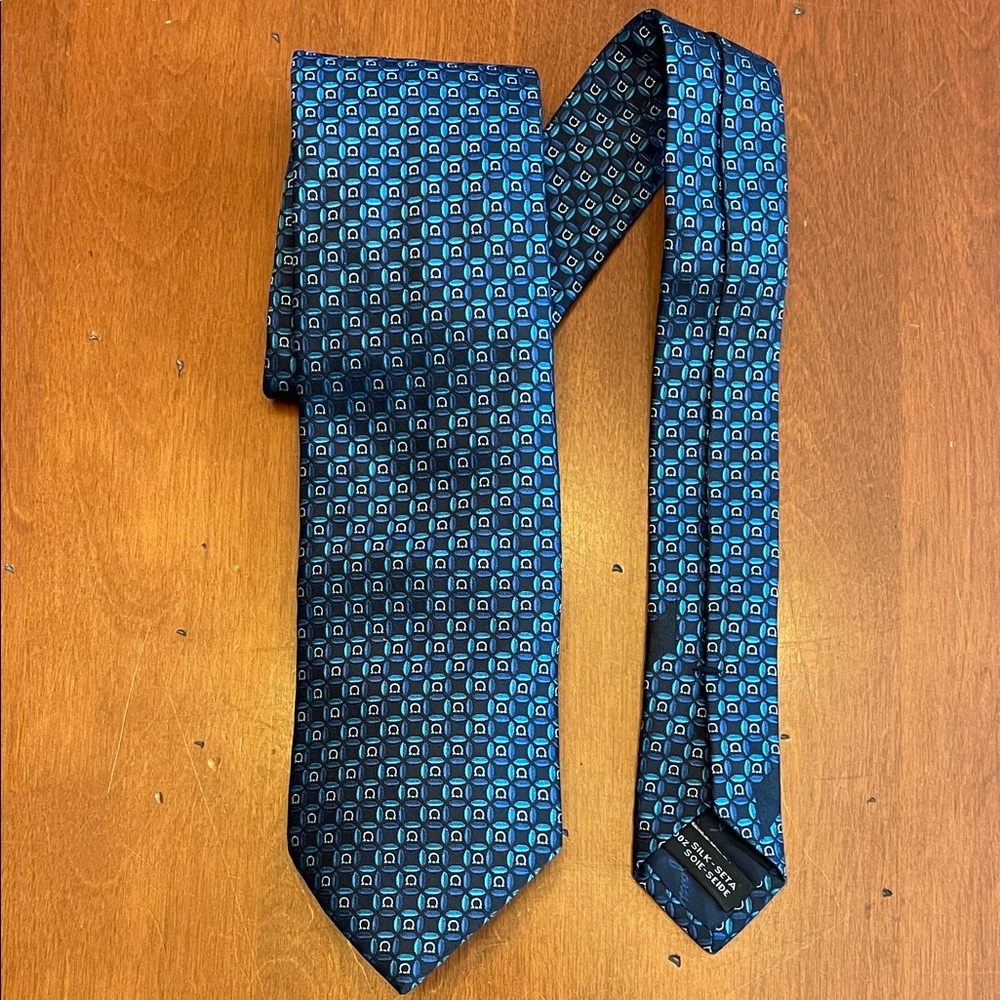 Salvatore Ferragamo 100% Silk Tie – Blue Geometric Pattern – Made in Italy